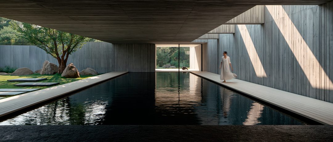 Visualización de alberca techada con muros de concreto aparente, andadores de madera y un jardín con árbol y rocas al fondo